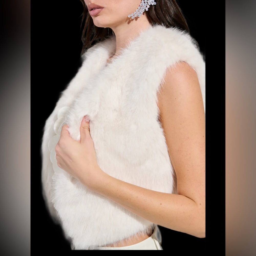 HEAT WAVE Korea Cream Faux Fur Vest size S/M